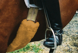 Bauchgurtschoner Lammfell camel, Länge 80 cm
