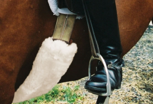 Bauchgurtschoner Lammfell weiss, Länge 60 cm