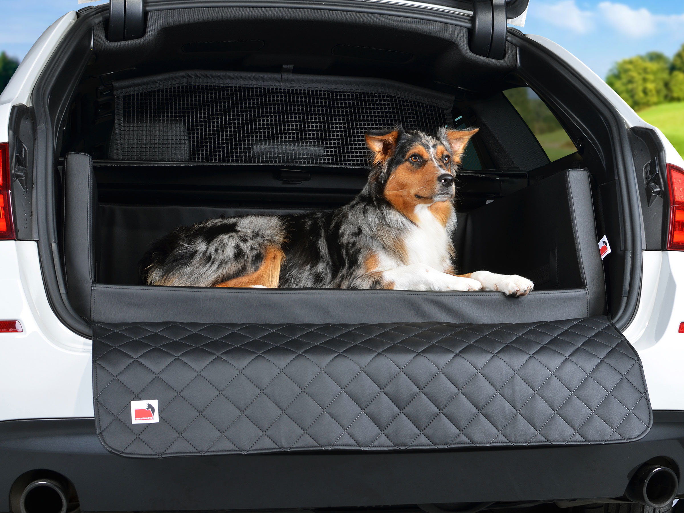Autohundebett aus schmutzresistentem Kunstleder mit Stoßstangenschutz -  Travelmat Plus